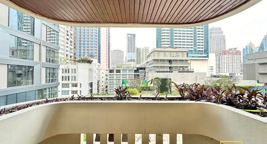 Condo en alquiler de 3 habitaciones en Khlong Toei, Bangkok