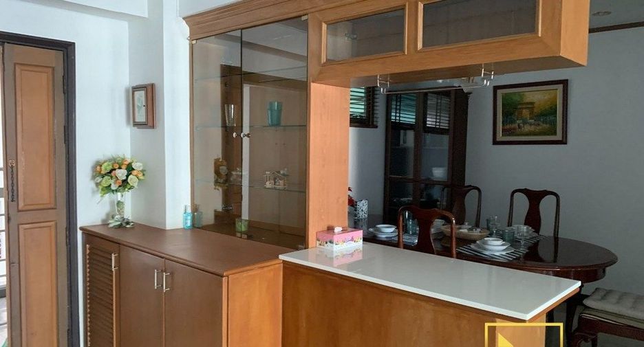 Condo en alquiler de 3 habitaciones en Watthana, Bangkok