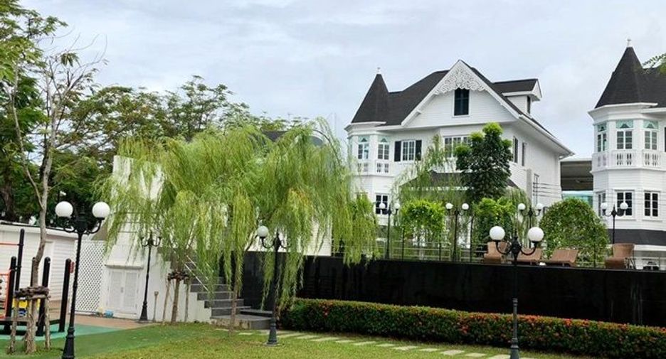 Casa en alquiler de 4 habitaciones en Bang Na, Bangkok