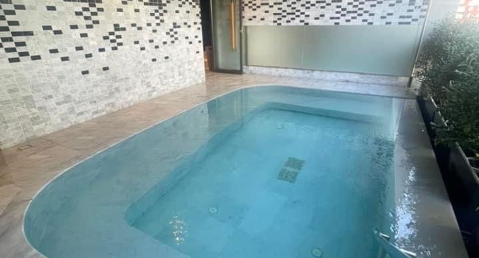 For rent 2 bedrooms condo in Pathum Wan, Bangkok