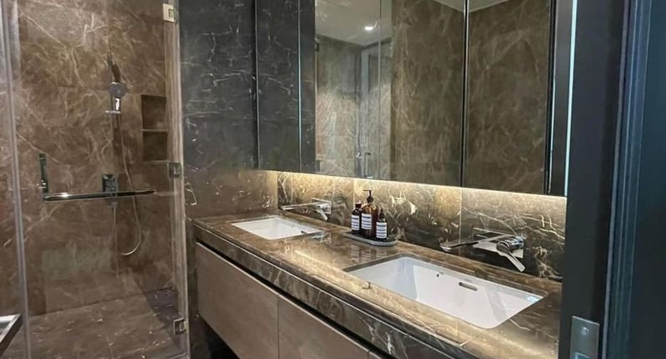 For rent 2 bedrooms condo in Pathum Wan, Bangkok