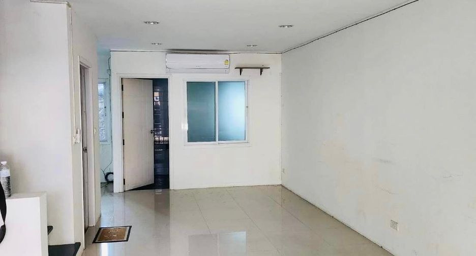 For rent 4 bed townhouse in Mueang Nonthaburi, Nonthaburi