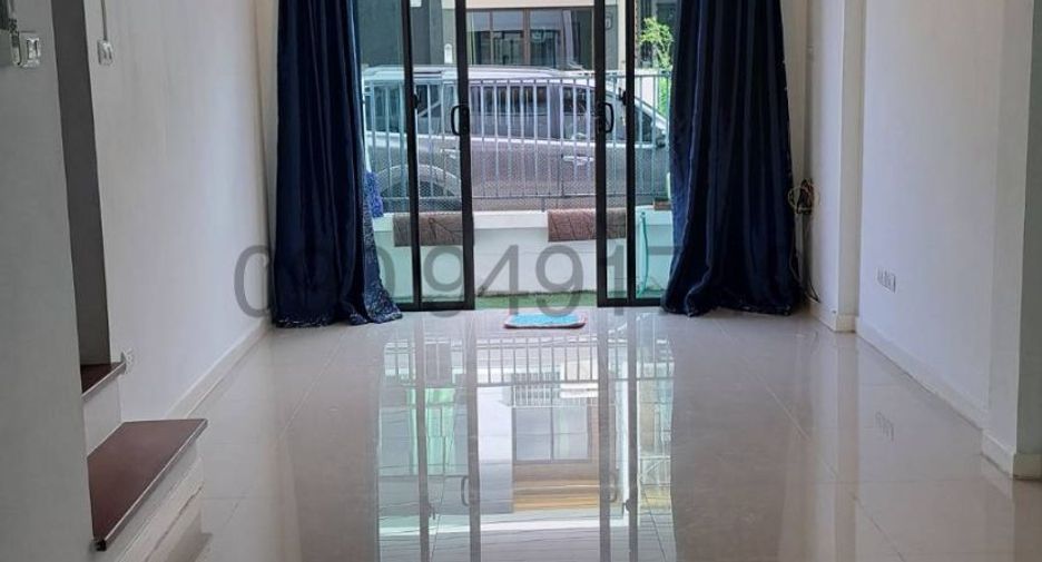 For rent 3 bedrooms townhouse in Bang Khae, Bangkok