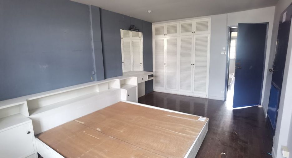 For rent 3 bedrooms townhouse in Khlong Toei, Bangkok