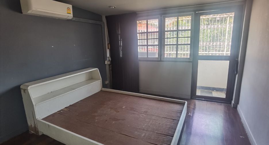 For rent 3 bedrooms townhouse in Khlong Toei, Bangkok