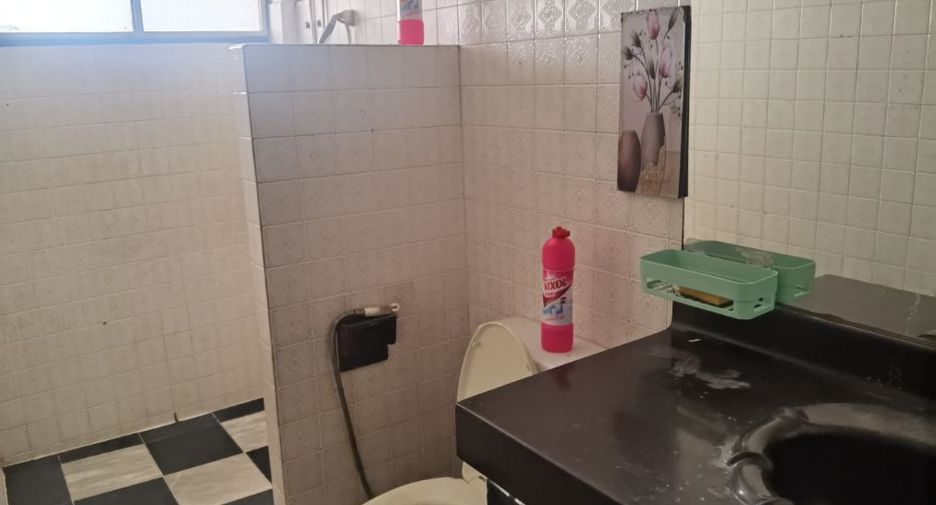 For rent 3 bedrooms townhouse in Khlong Toei, Bangkok