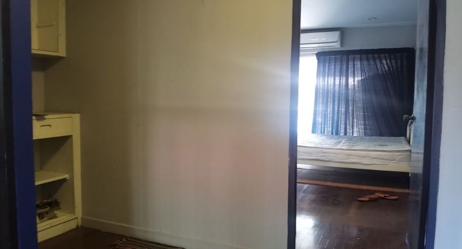 For rent 3 bedrooms townhouse in Khlong Toei, Bangkok