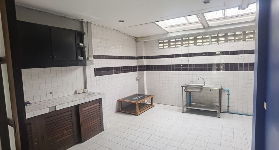 For rent 3 bedrooms townhouse in Khlong Toei, Bangkok