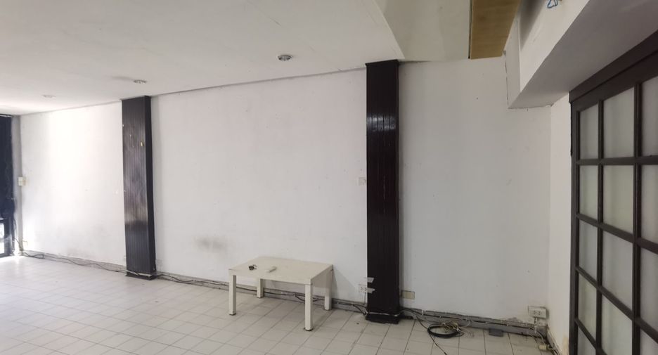 For rent 3 bedrooms townhouse in Khlong Toei, Bangkok