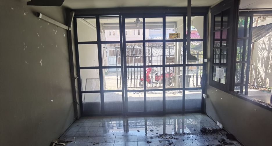 For rent 3 bedrooms townhouse in Khlong Toei, Bangkok