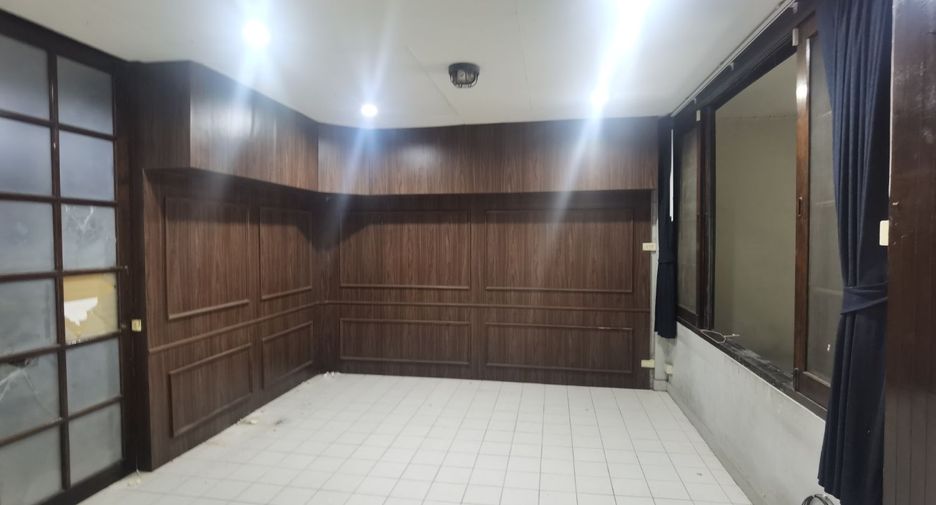 For rent 3 bedrooms townhouse in Khlong Toei, Bangkok