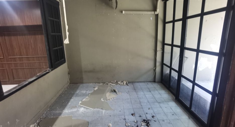 For rent 3 bedrooms townhouse in Khlong Toei, Bangkok