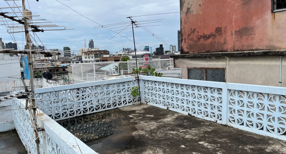 For sale 3 bedrooms retail Space in Khlong San, Bangkok