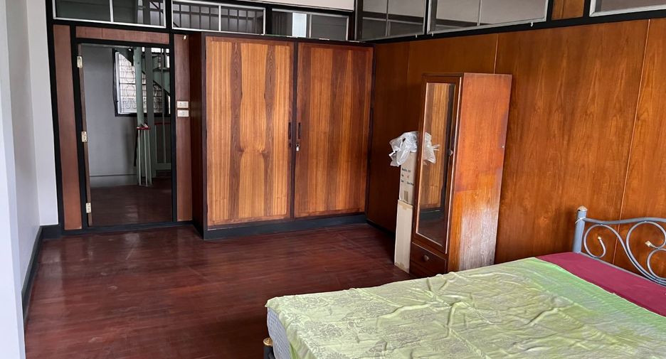For sale 3 bedrooms retail Space in Khlong San, Bangkok