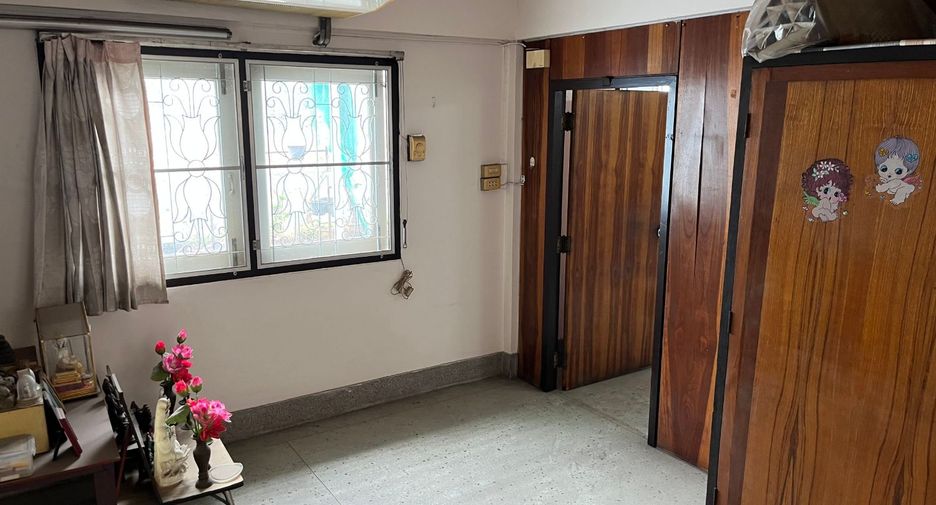 For sale 3 bedrooms retail Space in Khlong San, Bangkok