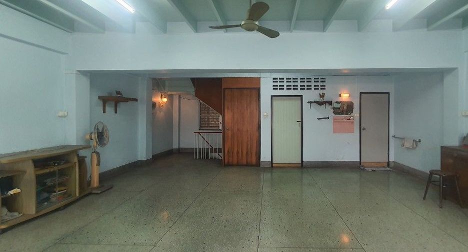For sale 3 bedrooms retail Space in Khlong San, Bangkok