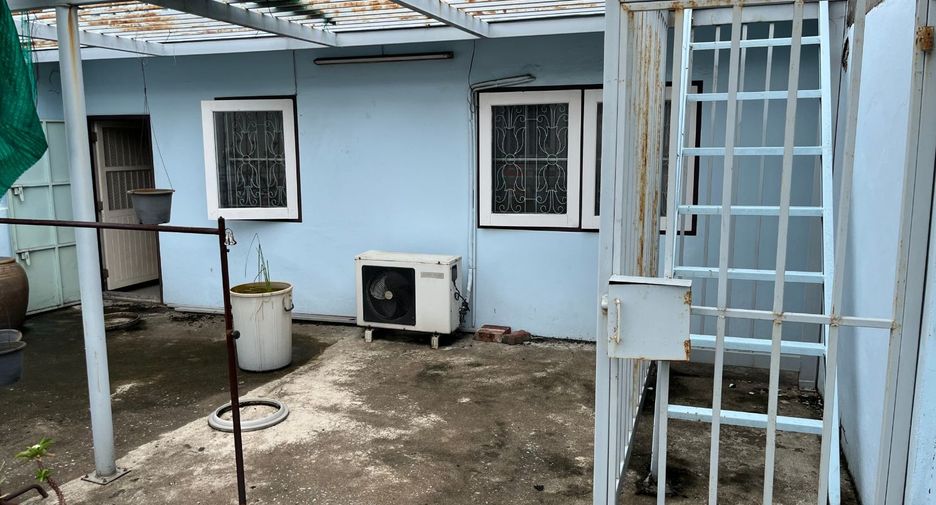 For sale 3 bedrooms retail Space in Khlong San, Bangkok