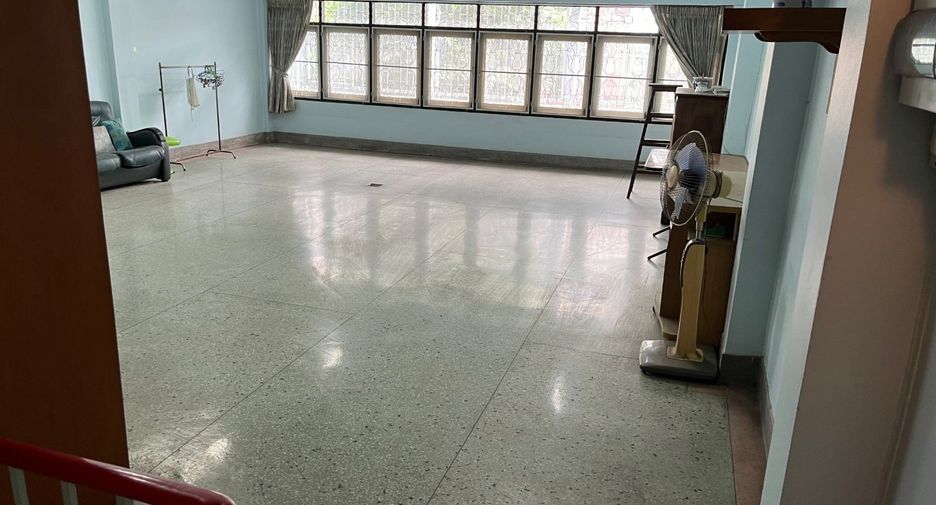 For sale 3 bedrooms retail Space in Khlong San, Bangkok