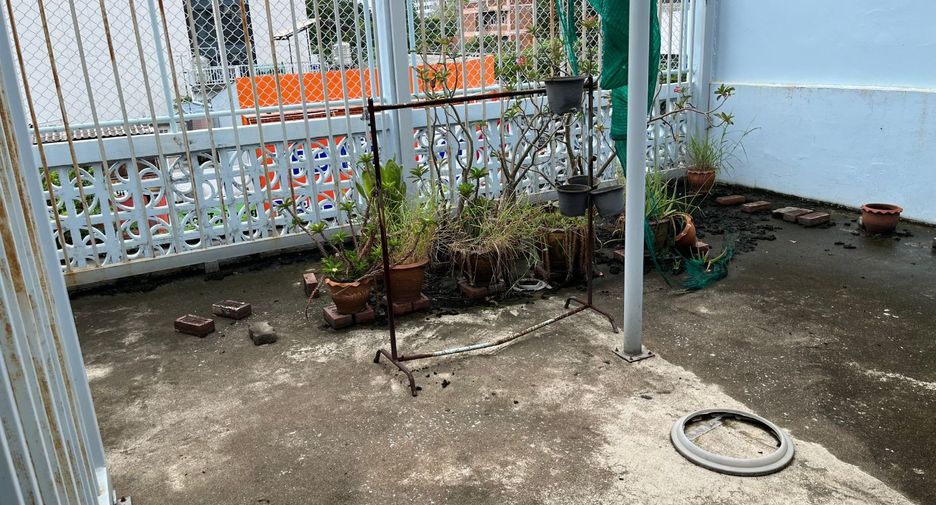 For sale 3 bedrooms retail Space in Khlong San, Bangkok