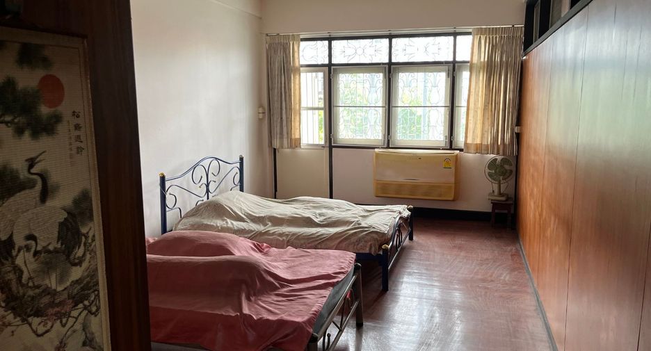 For sale 3 bedrooms retail Space in Khlong San, Bangkok
