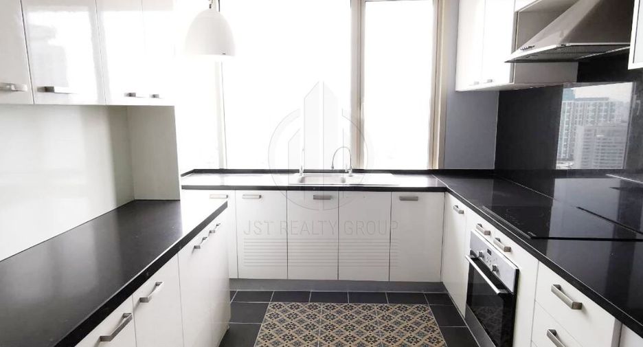 For rent 4 bedrooms condo in Watthana, Bangkok