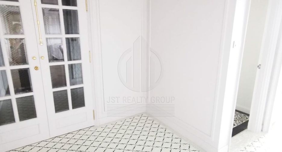 For rent 4 bedrooms condo in Watthana, Bangkok