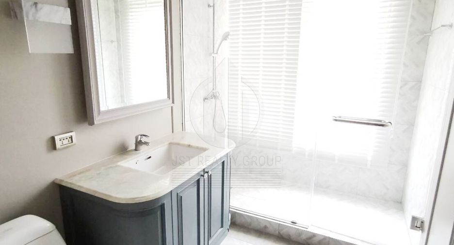 For rent 4 bedrooms condo in Watthana, Bangkok