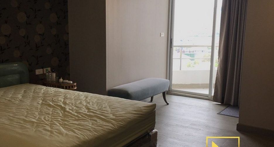 For rent 4 bedrooms condo in Sathon, Bangkok