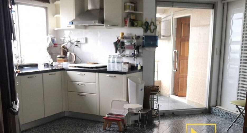 For rent 4 bedrooms condo in Sathon, Bangkok