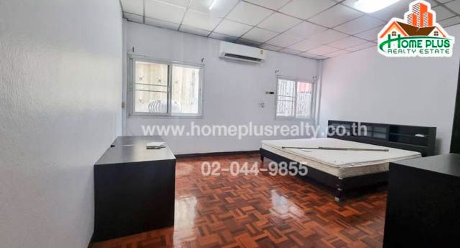 For sale 3 bedrooms townhouse in Don Mueang, Bangkok