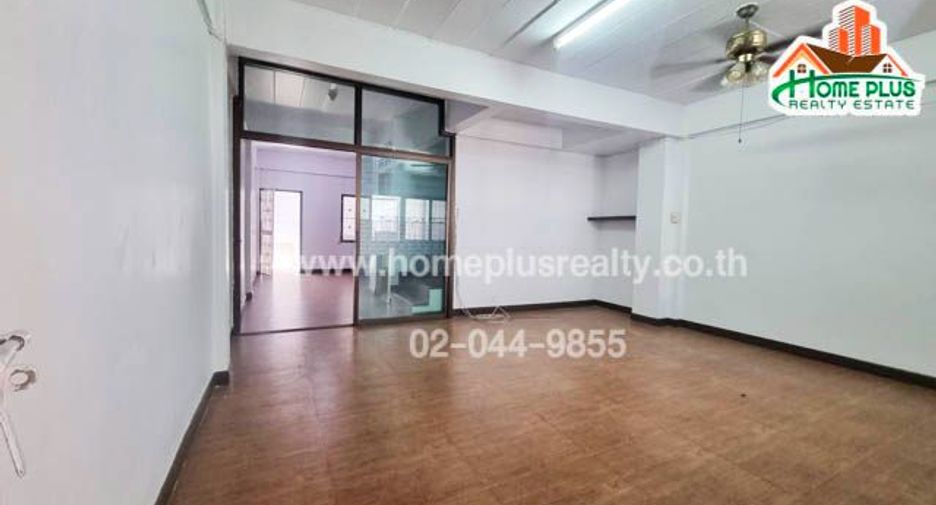 For sale 3 bedrooms townhouse in Don Mueang, Bangkok