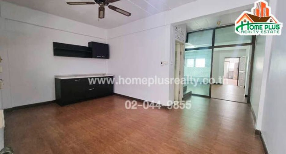 For sale 3 bedrooms townhouse in Don Mueang, Bangkok