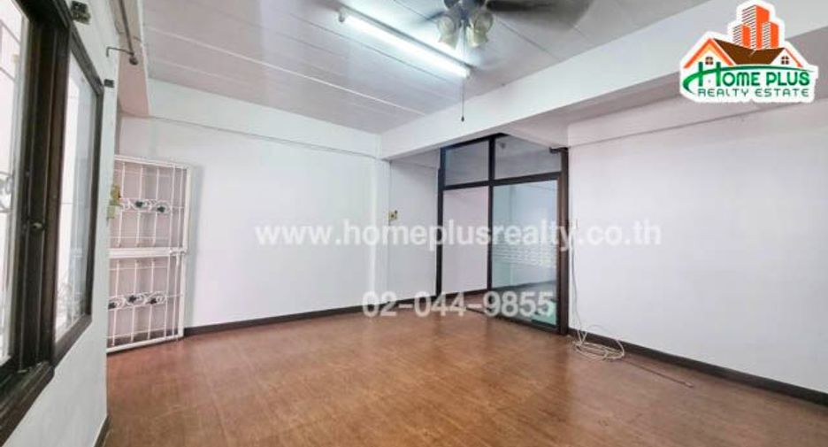 For sale 3 bedrooms townhouse in Don Mueang, Bangkok