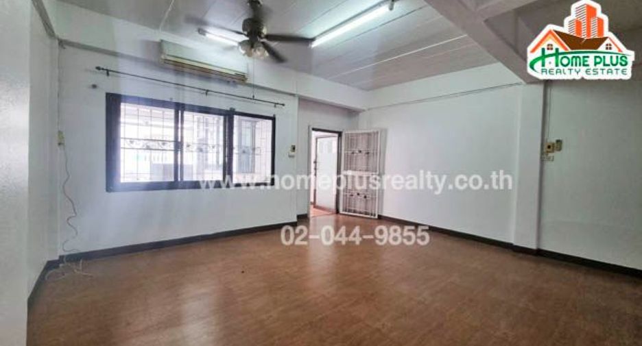 For sale 3 bedrooms townhouse in Don Mueang, Bangkok