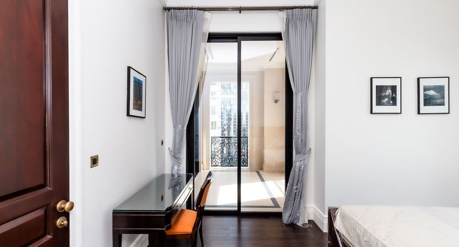 For rent 2 bedrooms condo in Pathum Wan, Bangkok