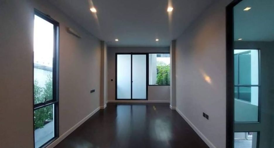 For rent 4 bedrooms house in Suan Luang, Bangkok