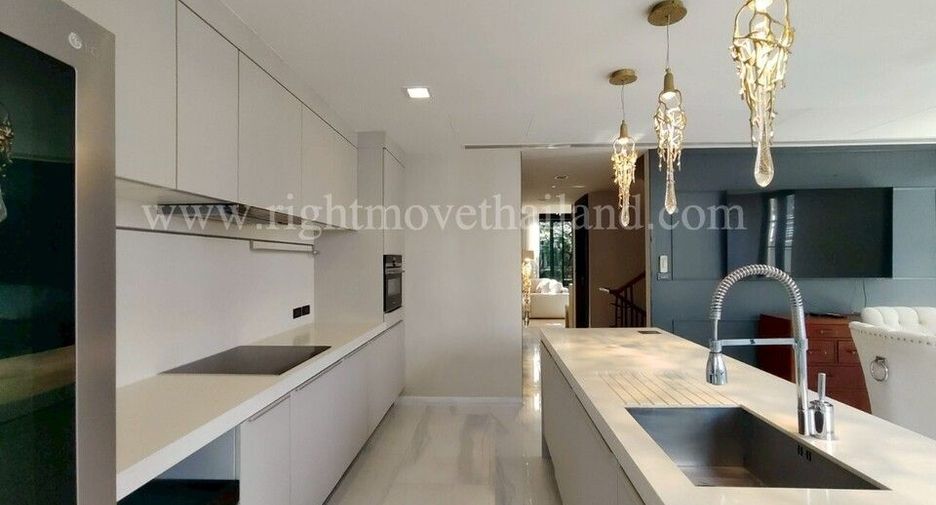 For rent and for sale 4 bedrooms townhouse in Watthana, Bangkok