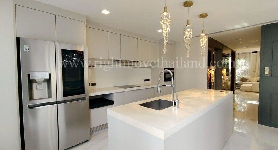 For rent and for sale 4 bedrooms townhouse in Watthana, Bangkok