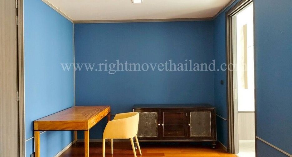 For rent and for sale 4 bedrooms townhouse in Watthana, Bangkok