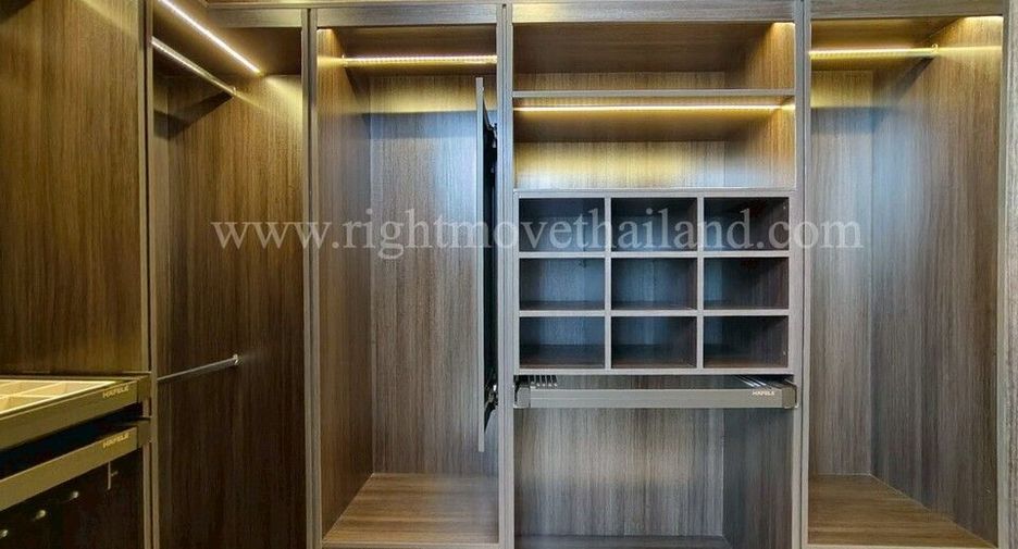 For rent and for sale 4 bedrooms townhouse in Watthana, Bangkok