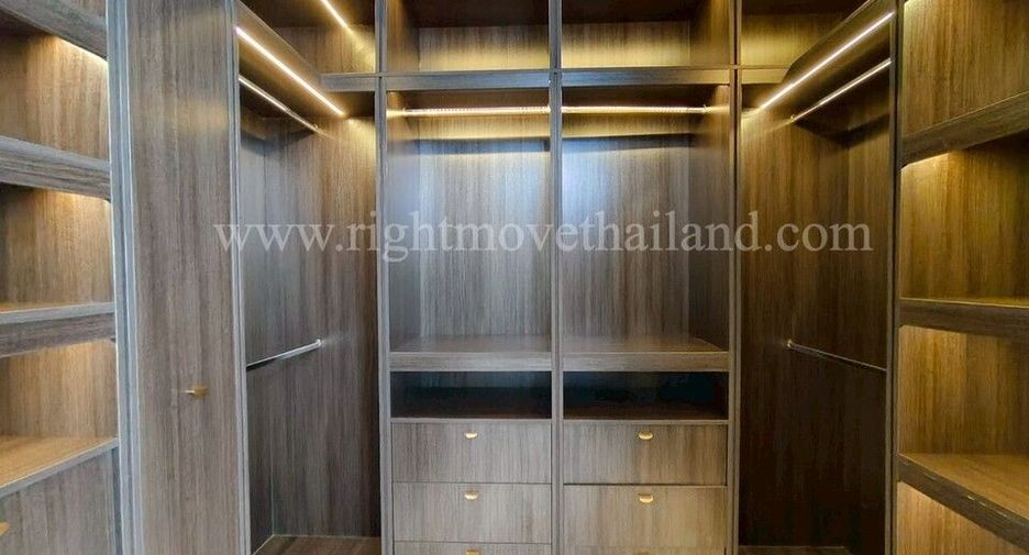 For rent and for sale 4 bedrooms townhouse in Watthana, Bangkok