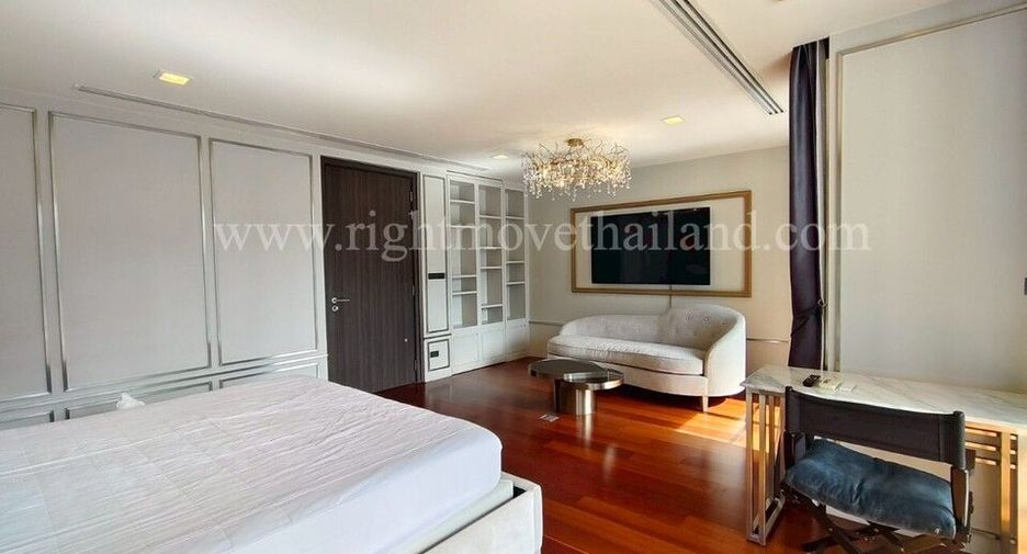 For rent and for sale 4 bedrooms townhouse in Watthana, Bangkok