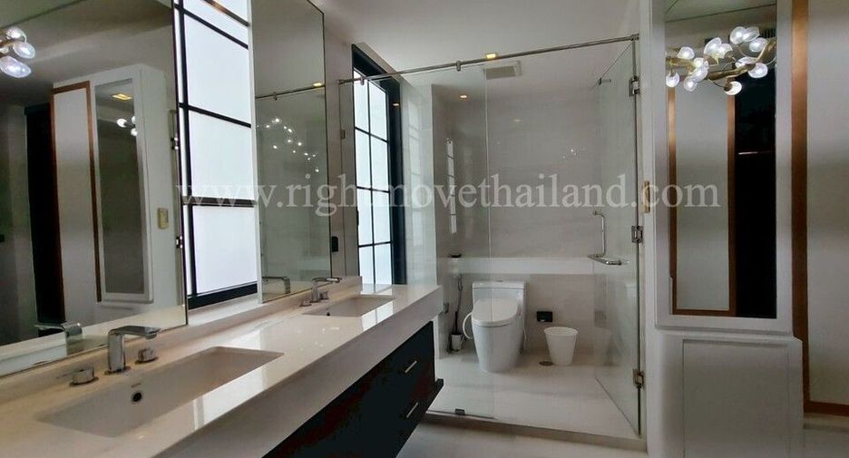 For rent and for sale 4 bedrooms townhouse in Watthana, Bangkok