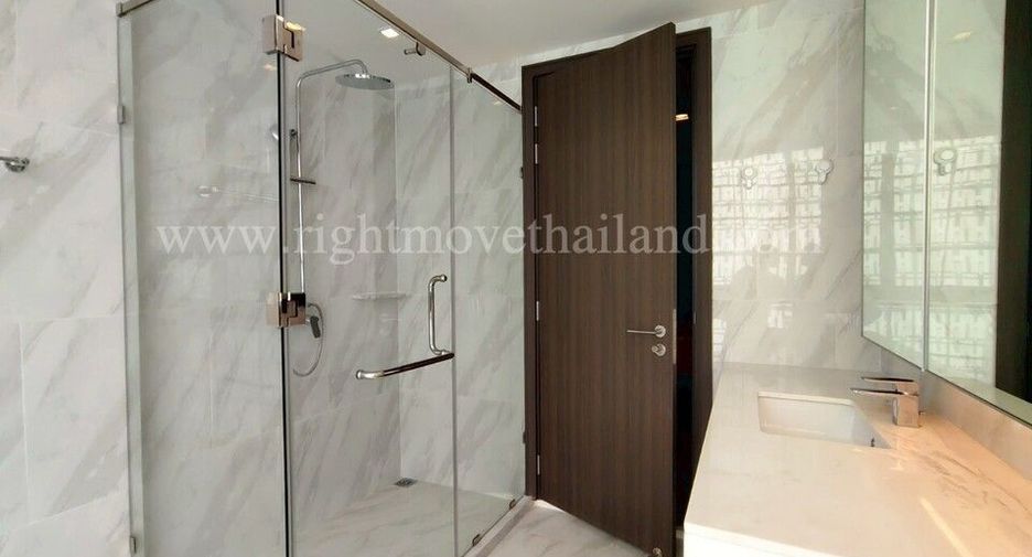 For rent and for sale 4 bedrooms townhouse in Watthana, Bangkok