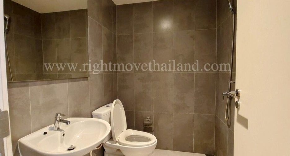 For rent and for sale 4 bedrooms townhouse in Watthana, Bangkok