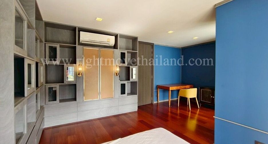 For rent and for sale 4 bedrooms townhouse in Watthana, Bangkok