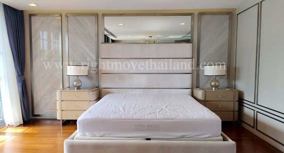 For rent and for sale 4 bedrooms townhouse in Watthana, Bangkok