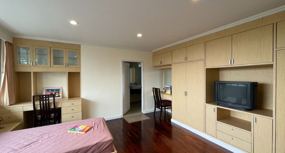 For rent 3 bedrooms condo in Watthana, Bangkok