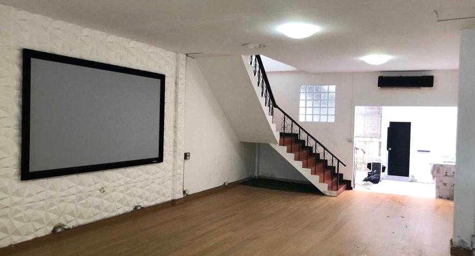 Casa adosada en alquiler de 2 habitaciones en Phra Khanong, Bangkok