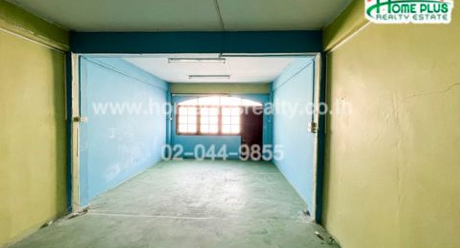 For sale 3 bedrooms retail Space in Bang Kapi, Bangkok